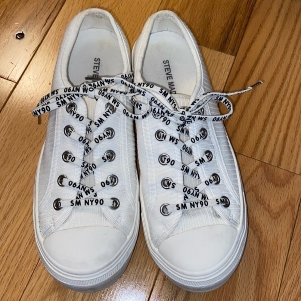 Steve Madden Women’s Vex Sneaker sz 6, great condition but needs some clean up
